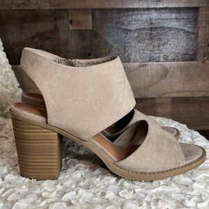 Dolcetta Claire Size 8.5 Beige suede 3” sandals